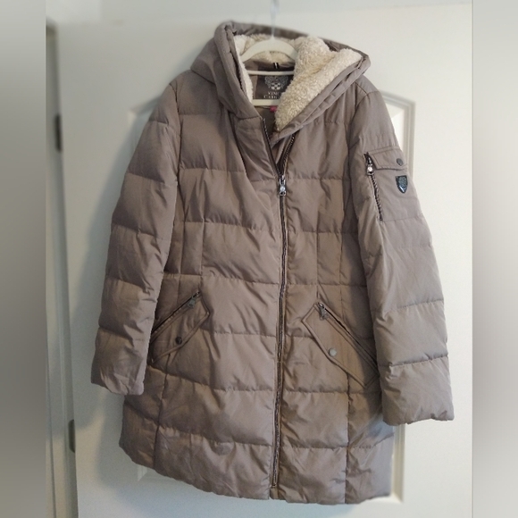 Vince Camuto Beige Puffer Jacket with Hood Attached. - Picture 3 of 10